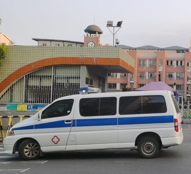 铁山港救护车出租护送骨折病人一公里多少钱